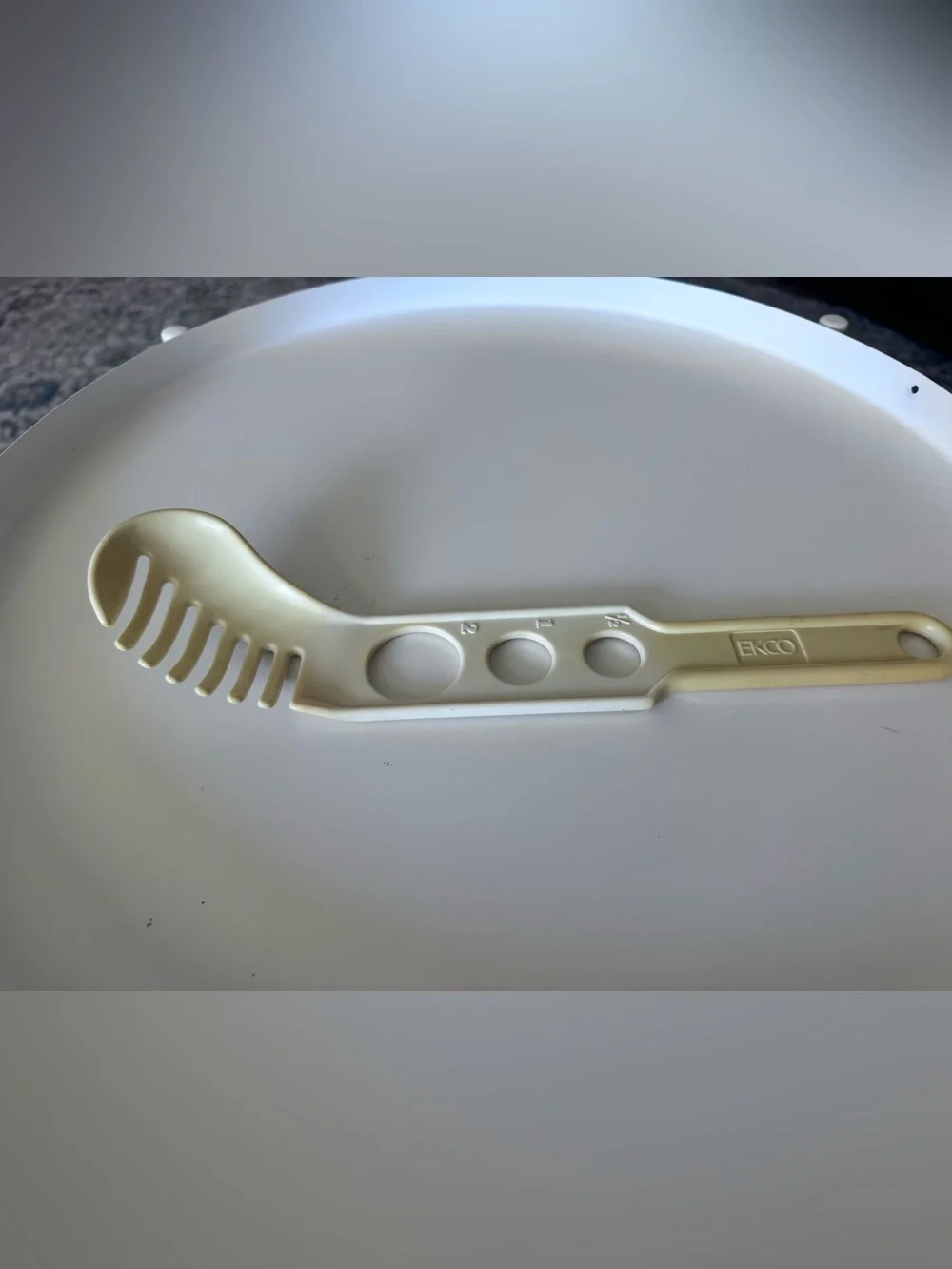 Ecko Cream Pasta Server Spoon- discolored